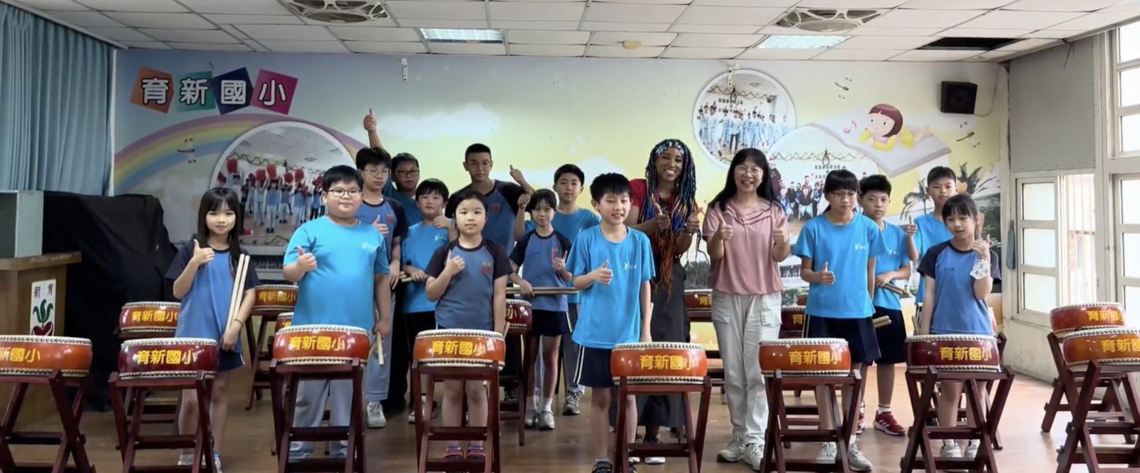 Dom Jones with students of Yuxin Elementary, Changhua