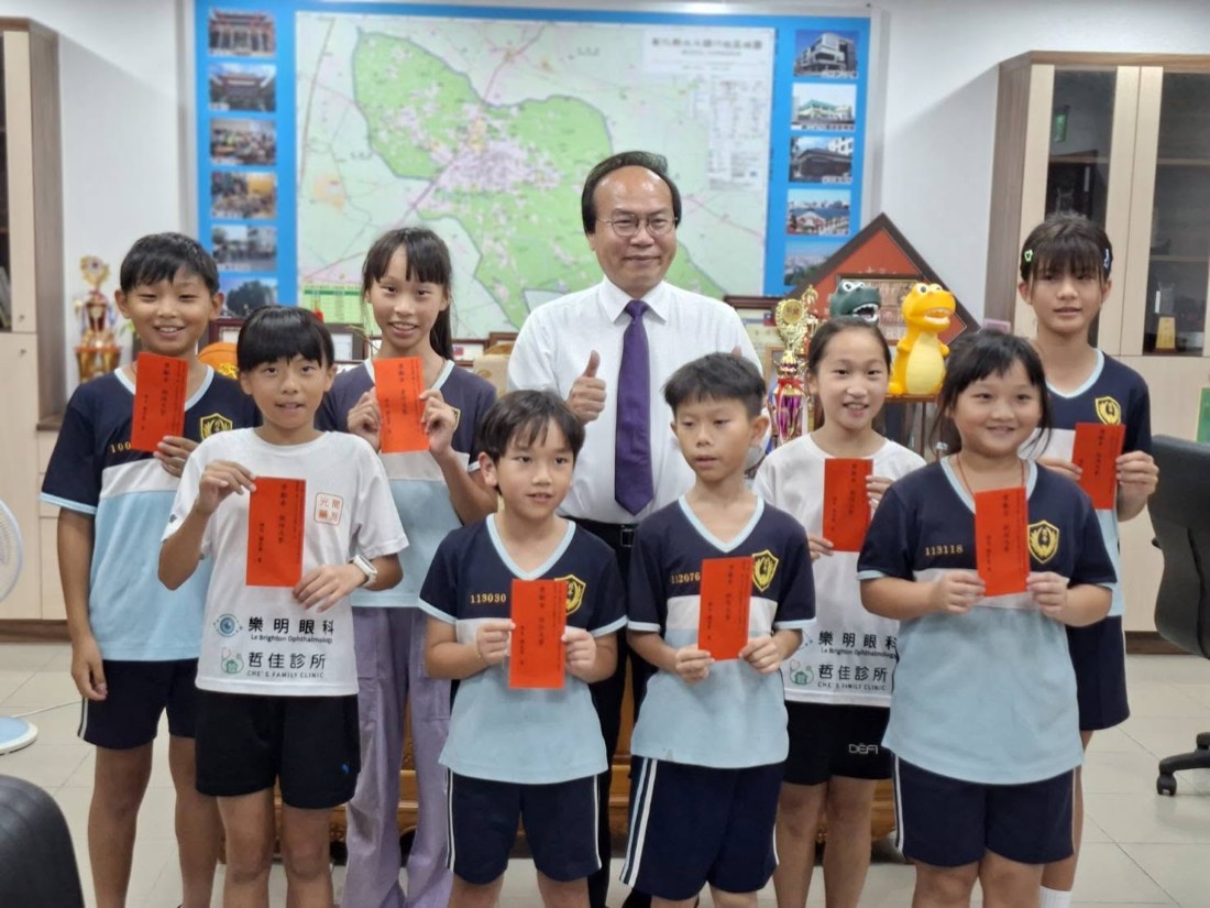 運動績優選手於北斗鎮公所接受鎮長表揚並領取獎勵金 · Student athletes receive commendations from the town mayor at the Beidou Township Office