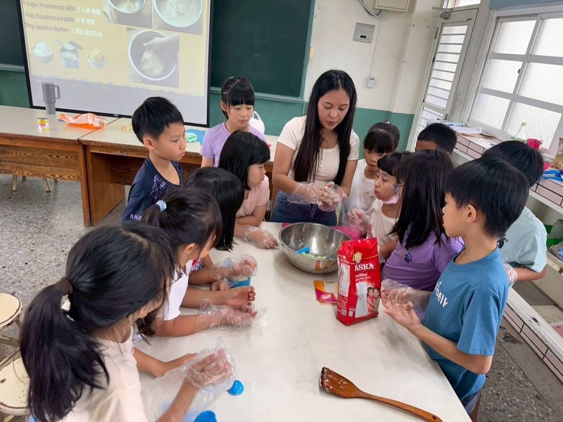 外師 Anna 帶領學生手作與科學活動 · English Summer Camp with Ms. Anna