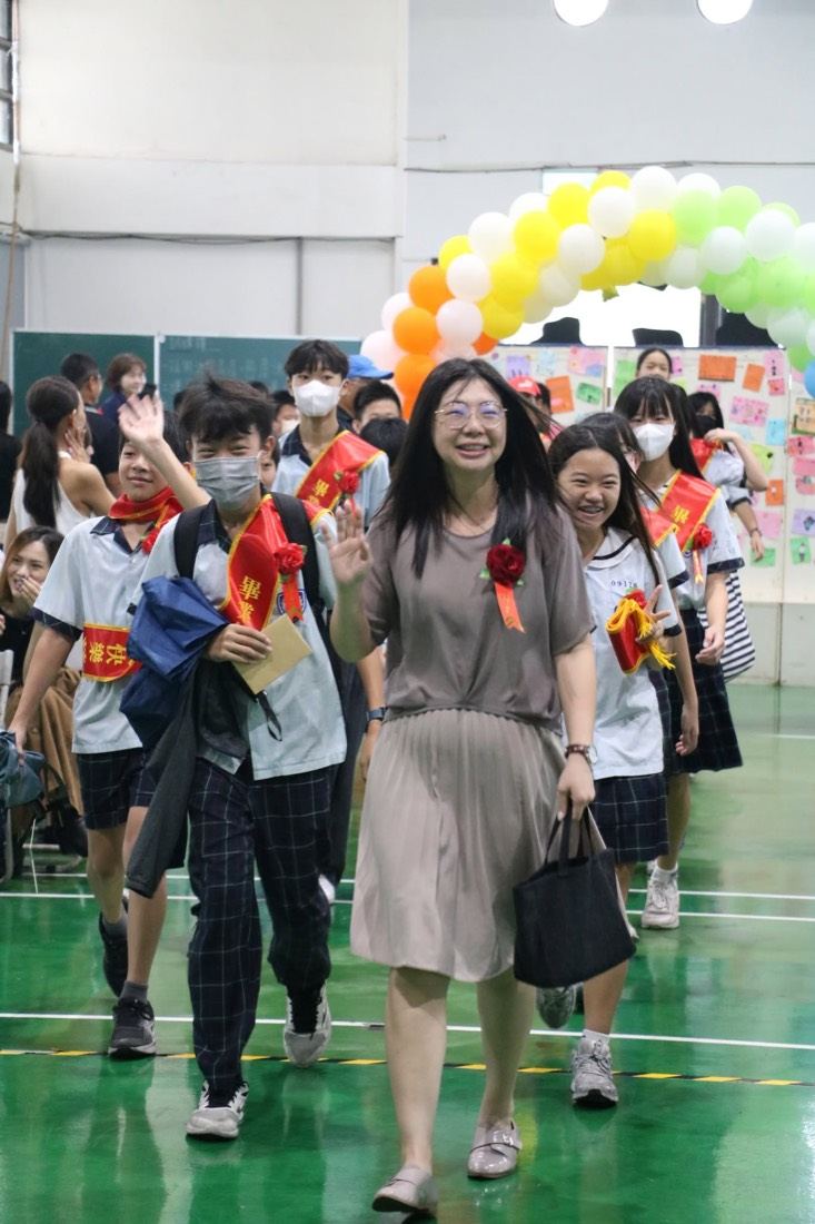 畢業生走過氣球拱門 · Graduation ceremony