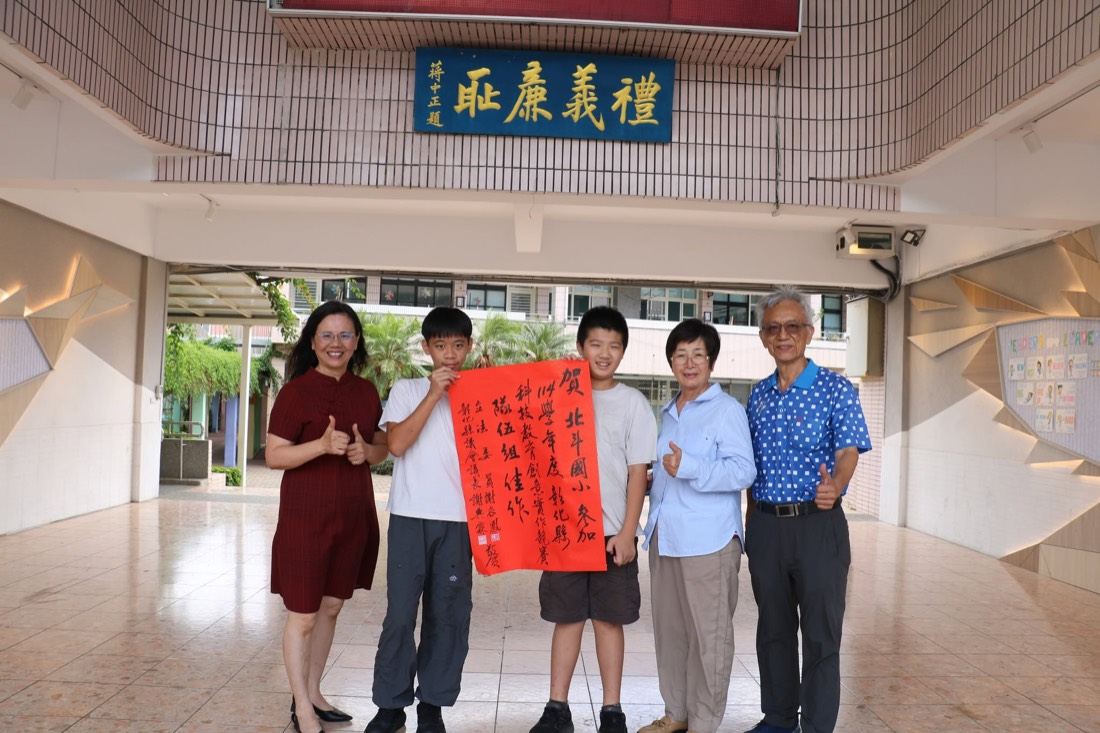 校友捐贈圖書室多媒體設備 · An alumnus donates multimedia equipment