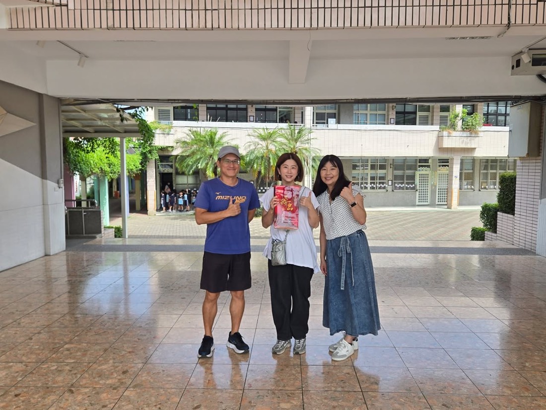 家長會代表致贈北斗馨油感謝學校志工 · Parents' Association representatives present the locally pressed oil to school volunteers