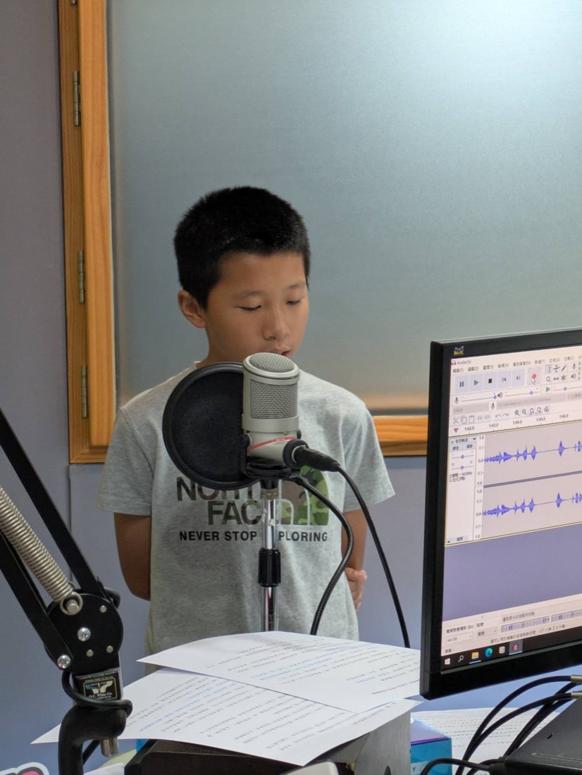 學生在錄音室錄製交通安全廣播劇 · Recording the traffic-safety radio drama