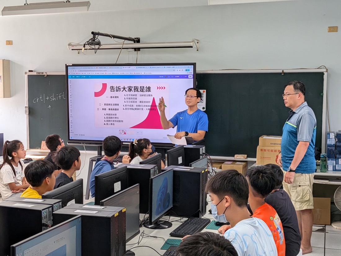 孩子在電腦教室進行「告訴大家我是誰」自我介紹課程 · Students work on the “Tell Everyone Who I Am” self-introduction lesson