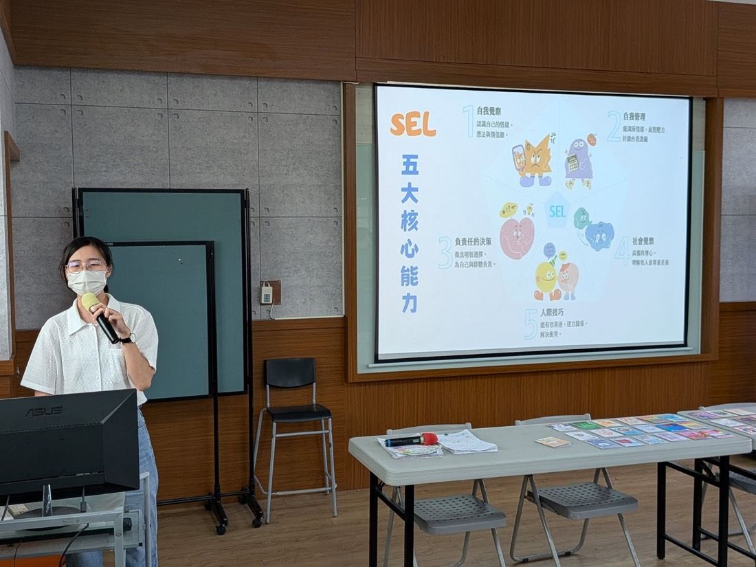 老師於備課日分享校本課程 · Teachers share the school-based curriculum