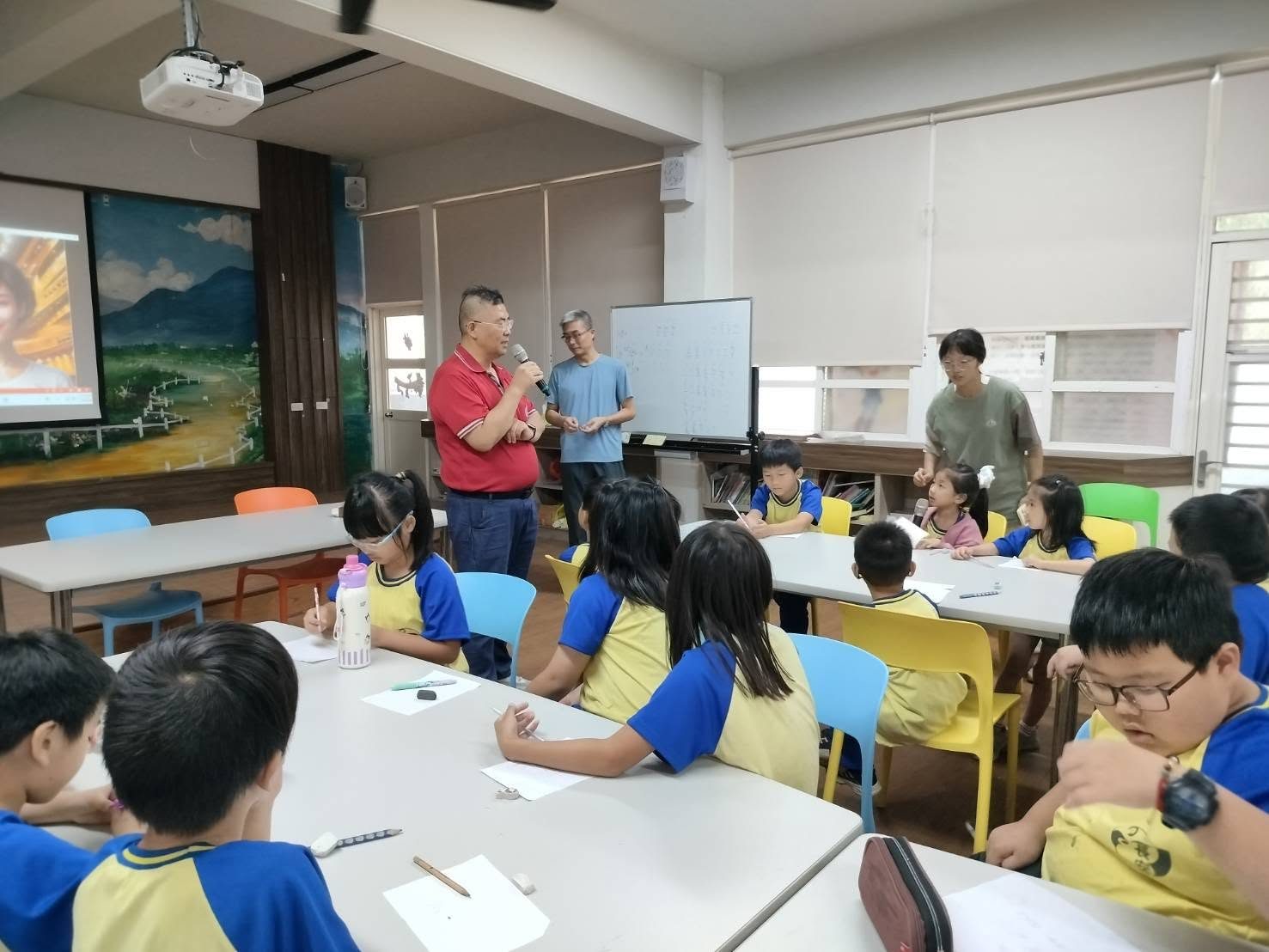 Changan students listening to a classical music lesson in the classroom