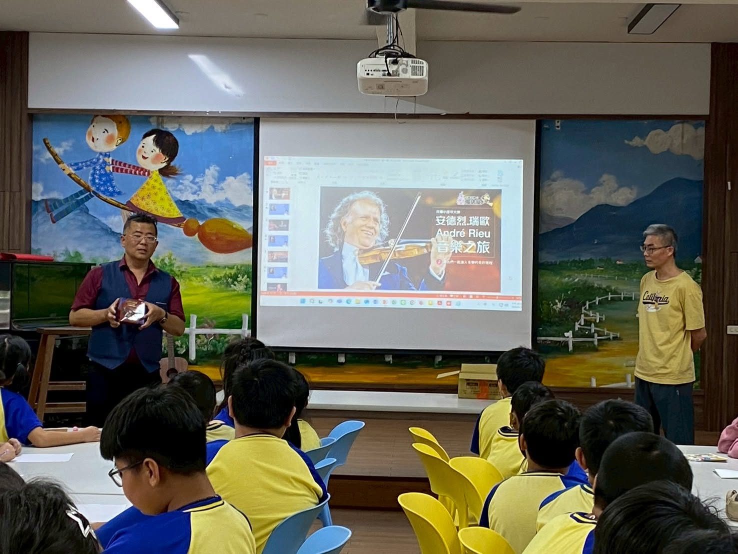 Principal Hsieh Bo-Yu introducing musician Andre Rieu to students