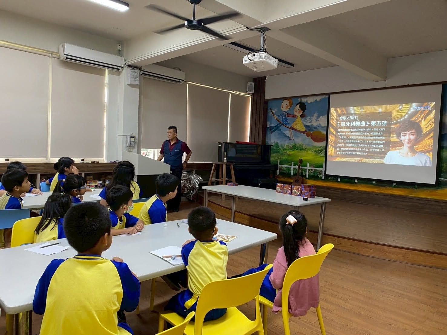 Principal Hsieh Bo-Yu presenting Hungarian Dance No. 5 to students