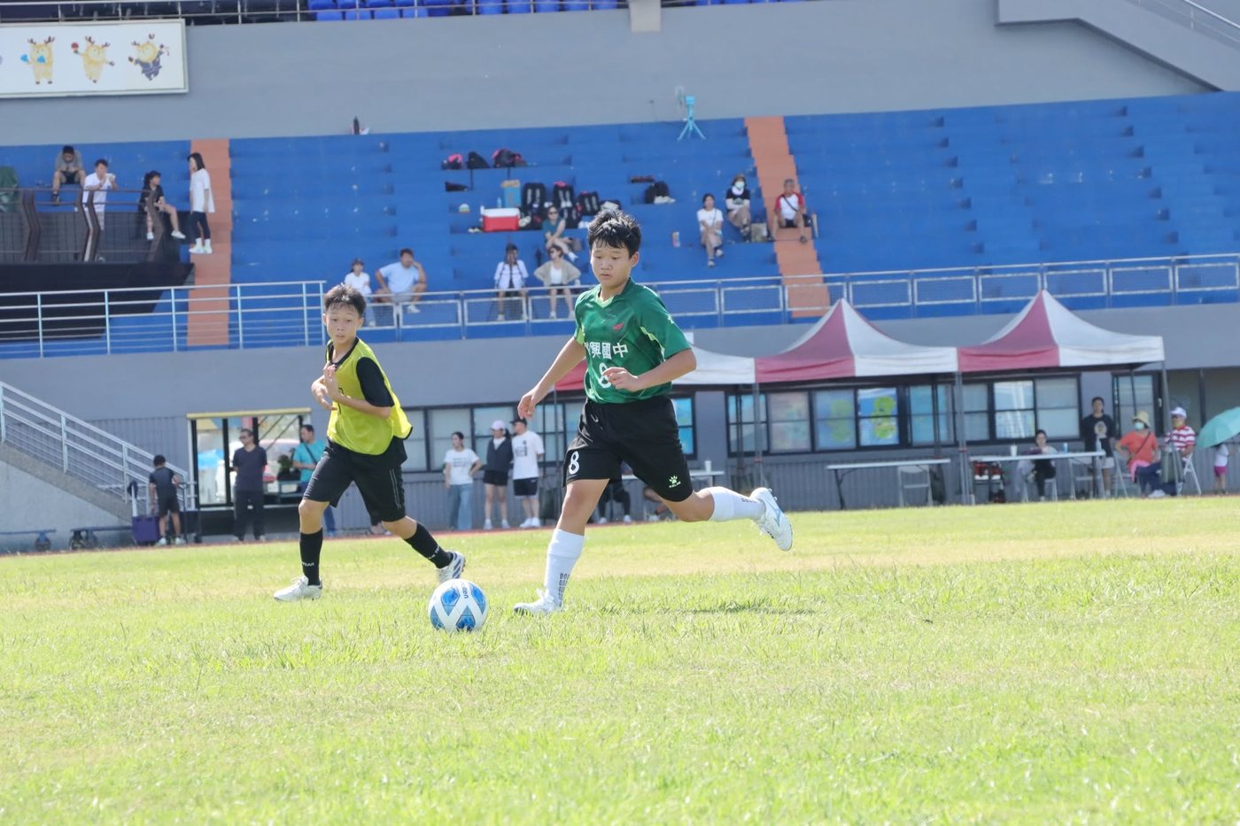 Changsing students playing a soccer match 彰興國中學生足球比賽