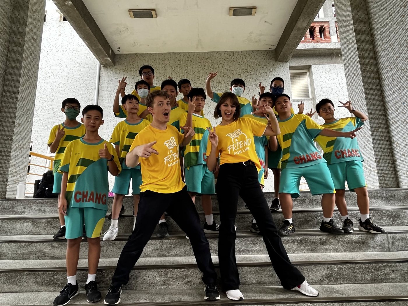 Changsing students posing with foreign teachers 彰興國中學生與外師合影