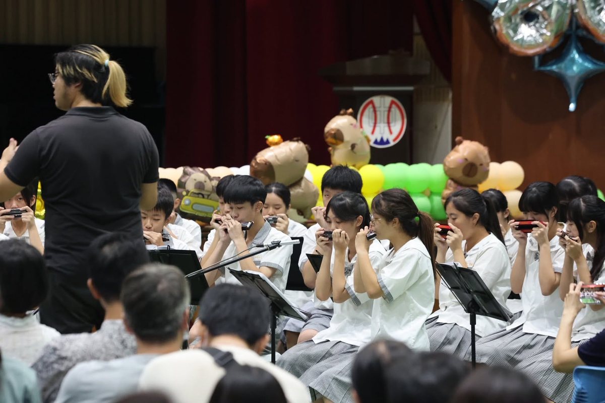 Changsing's harmonica club performing on stage 彰興國中口琴社表演