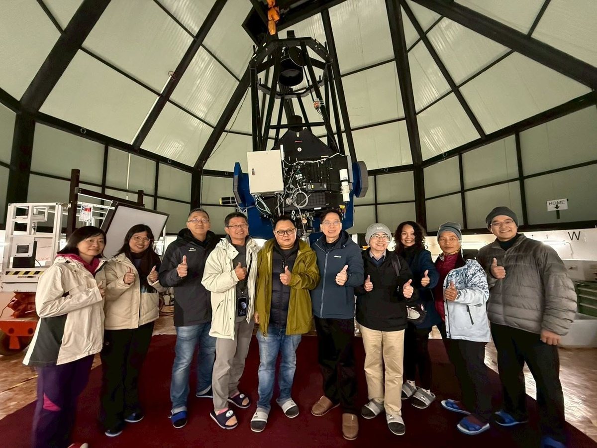 Teachers and staff visiting Changsing's astronomy observatory 彰興國中天文觀測站