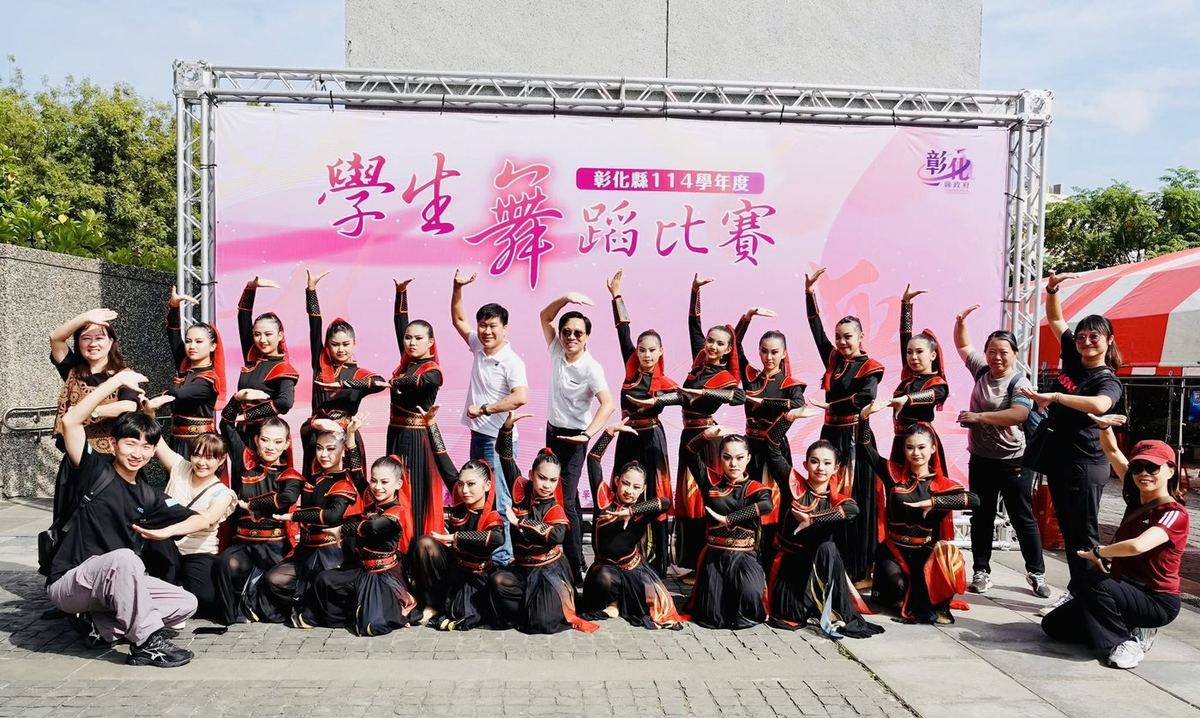 Principal Kuo with the student dance team at a county dance competition 郭校長與舞蹈隊在縣舞蹈比賽合影