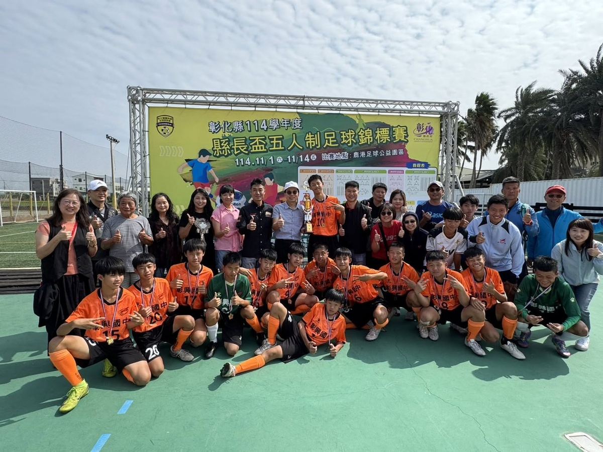 Principal Kuo with the soccer team at the county mayor's cup championship 郭校長與足球隊在縣長盃錦標賽合影