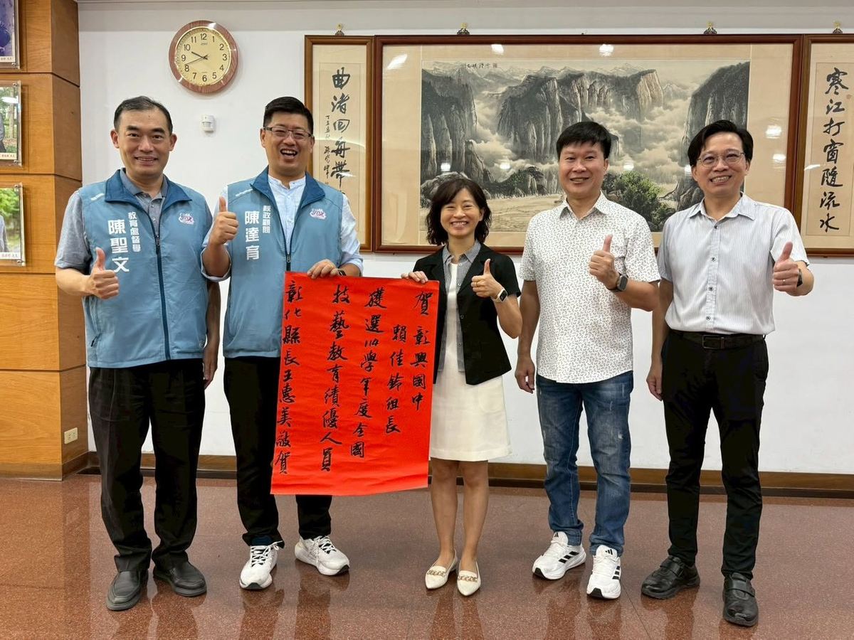 Principal Kuo with county officials celebrating a staff member's national honor 郭校長與縣府長官表揚績優同仁