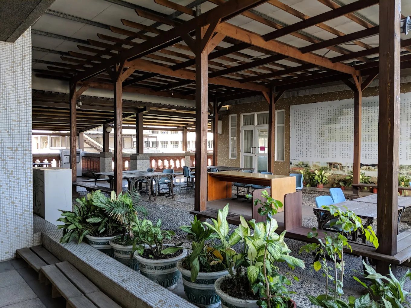 Changsing's reading corridor and honor wall 彰興國中閱讀走廊