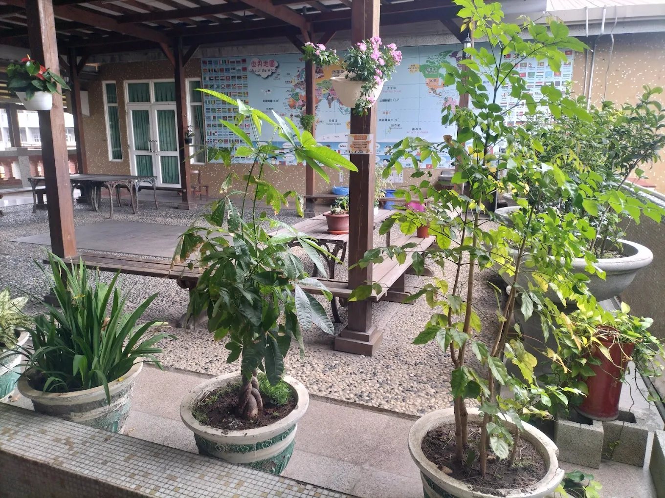 Rooftop garden with world map mural at Changsing 彰興國中頂樓花園