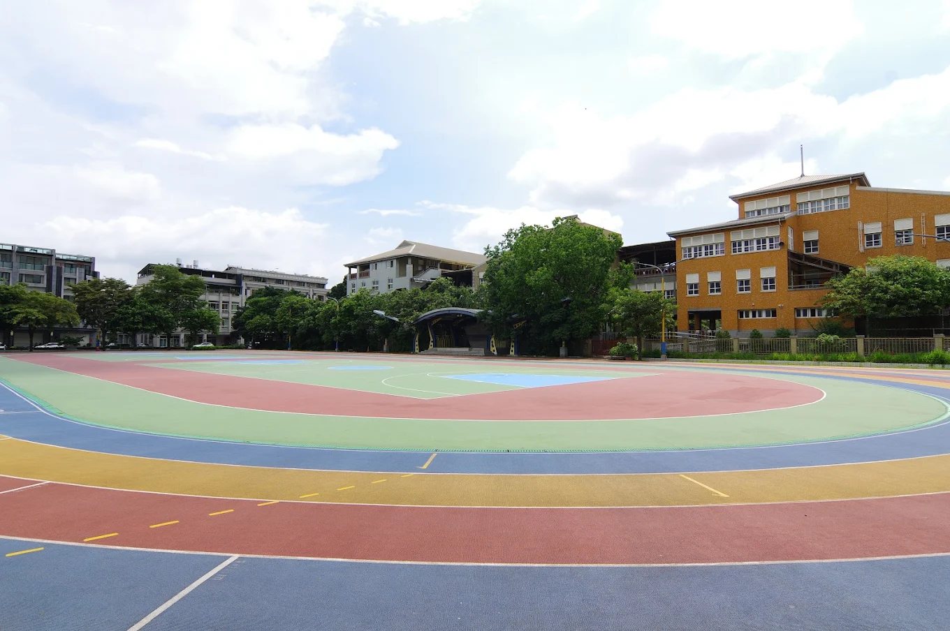 Colorful sports court and running track at Changsing 彰興國中運動場