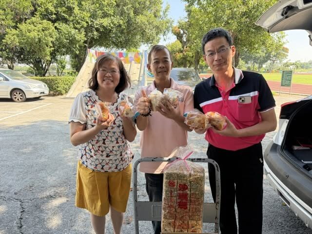 鄭進議代表致贈麵包與運動飲料