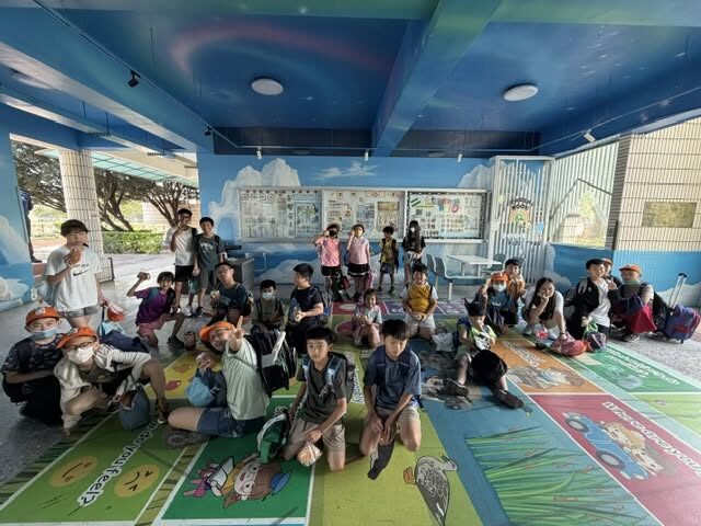 志工將麵包與物資搬上車運送到學校