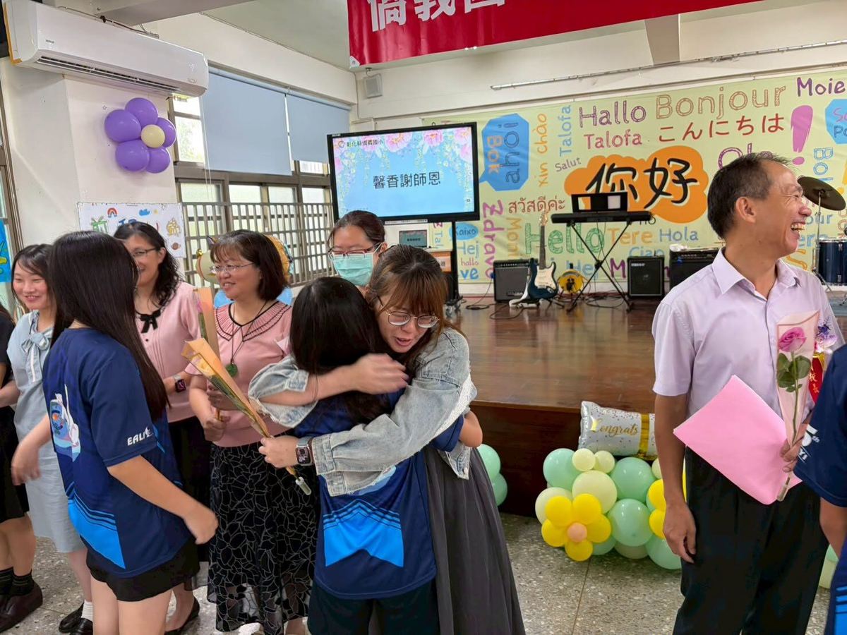 僑義國小畢業典禮師生擁抱