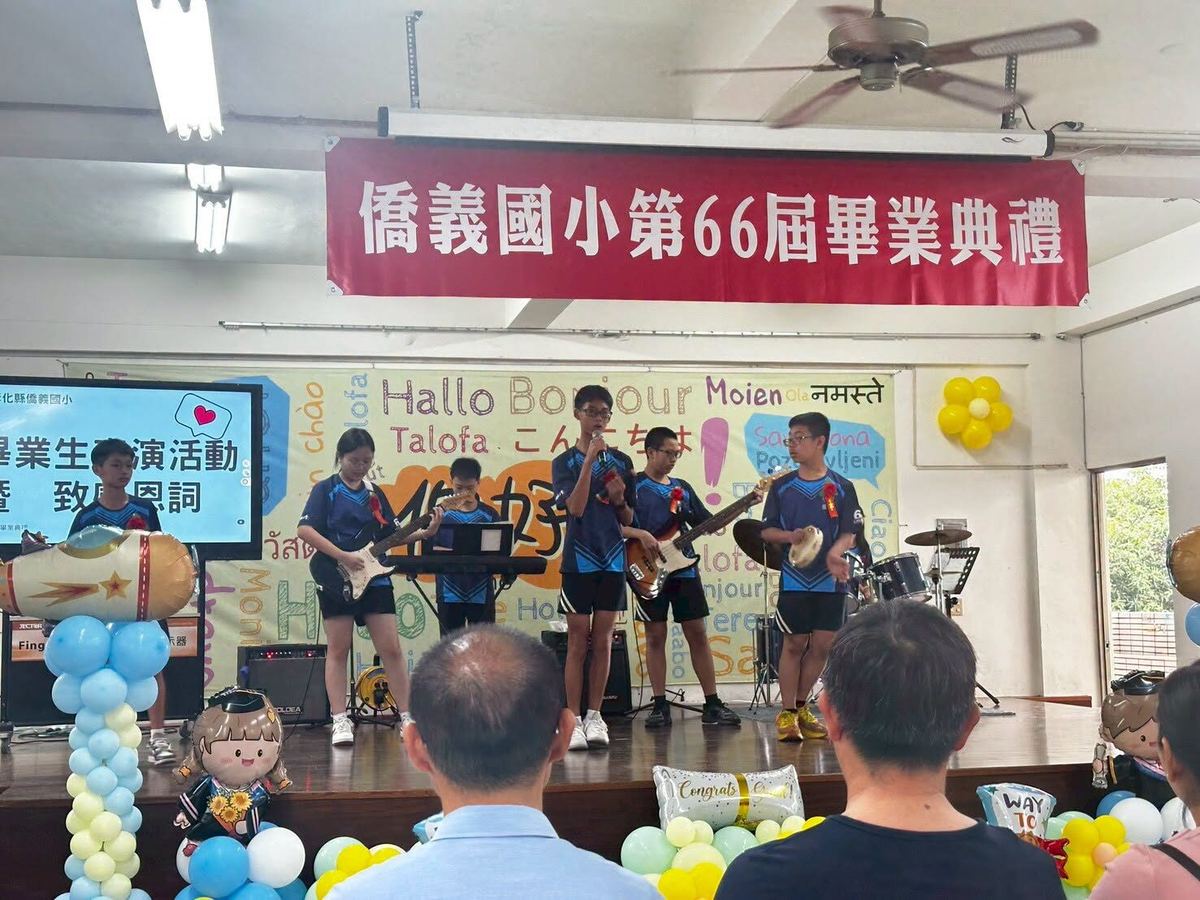 畢業生樂團在舞台上表演