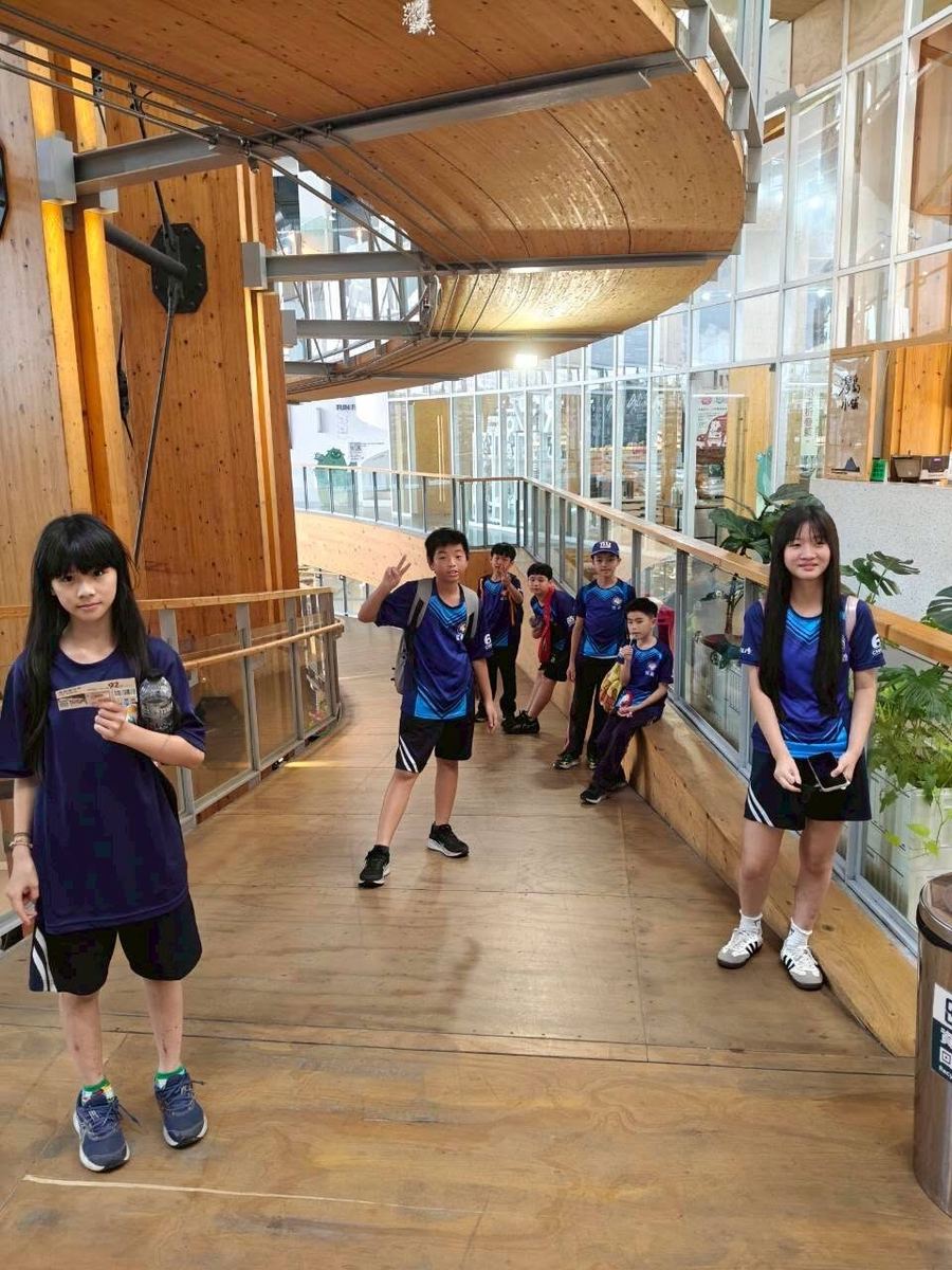 僑義國小學生在活動場館合影