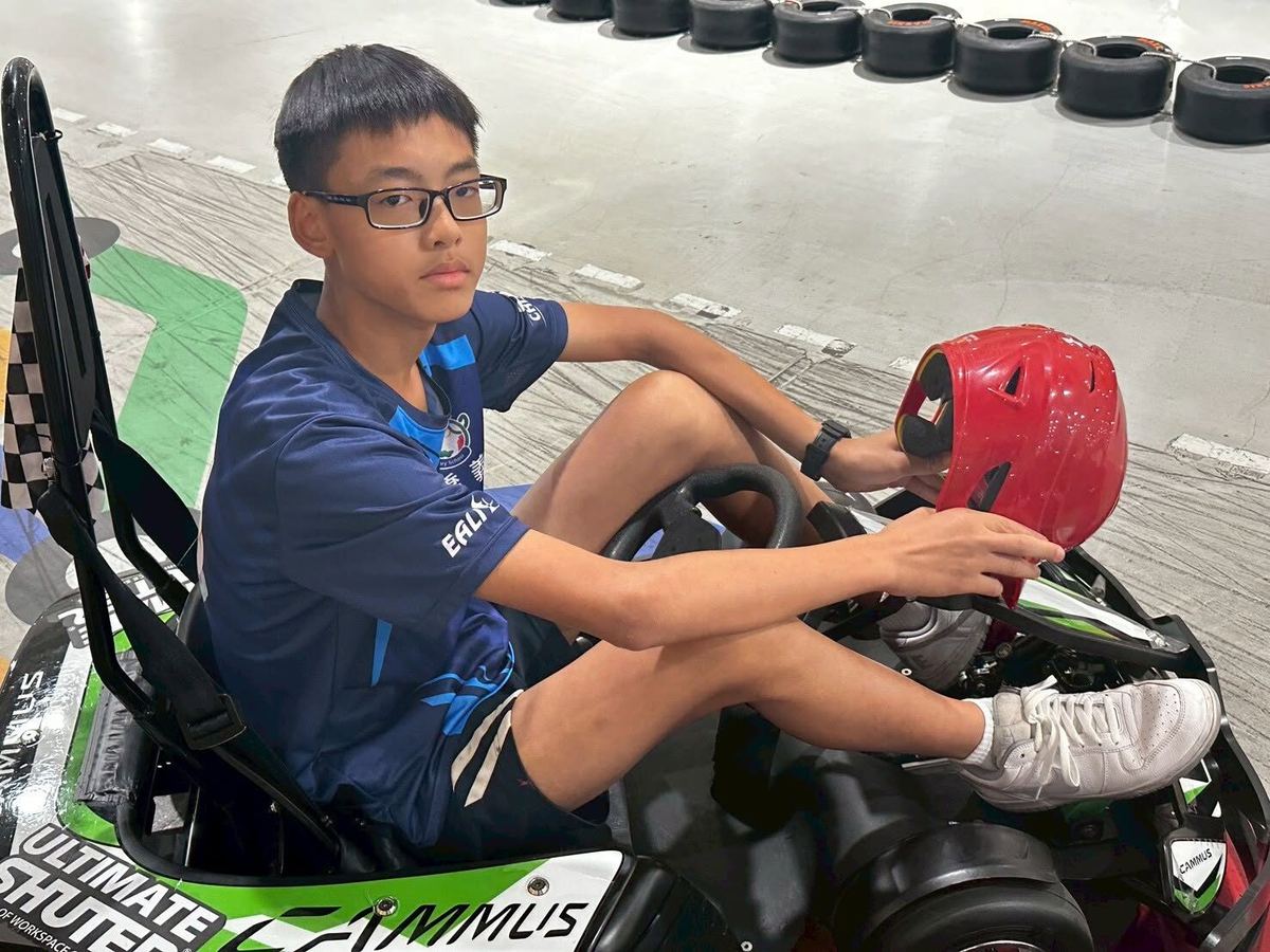 學生體驗卡丁車