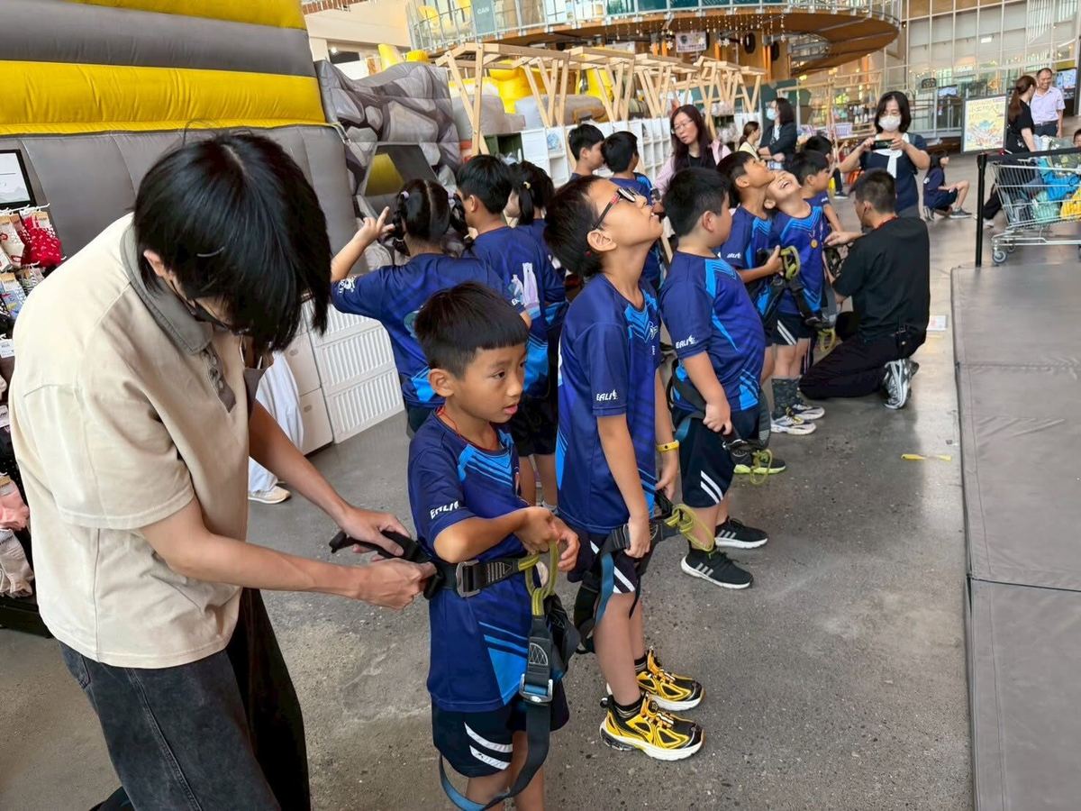 學生穿戴安全裝備準備體驗活動