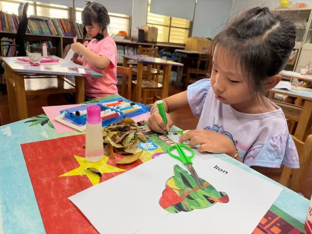 僑義國小學生用落葉與黏土製作動物勞作