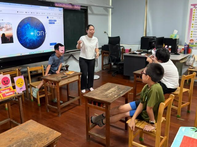 老師用互動螢幕帶領英語課程