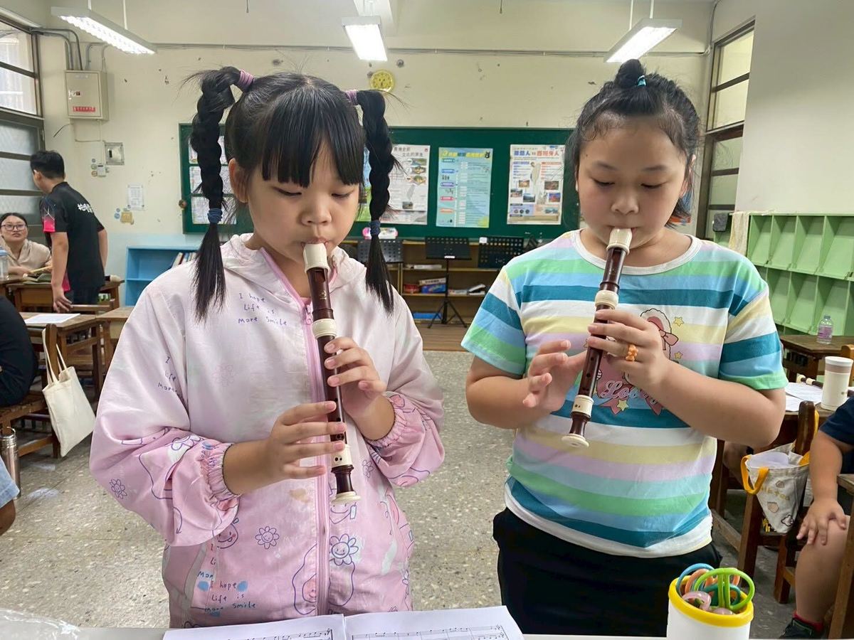 僑義國小學生吹奏直笛