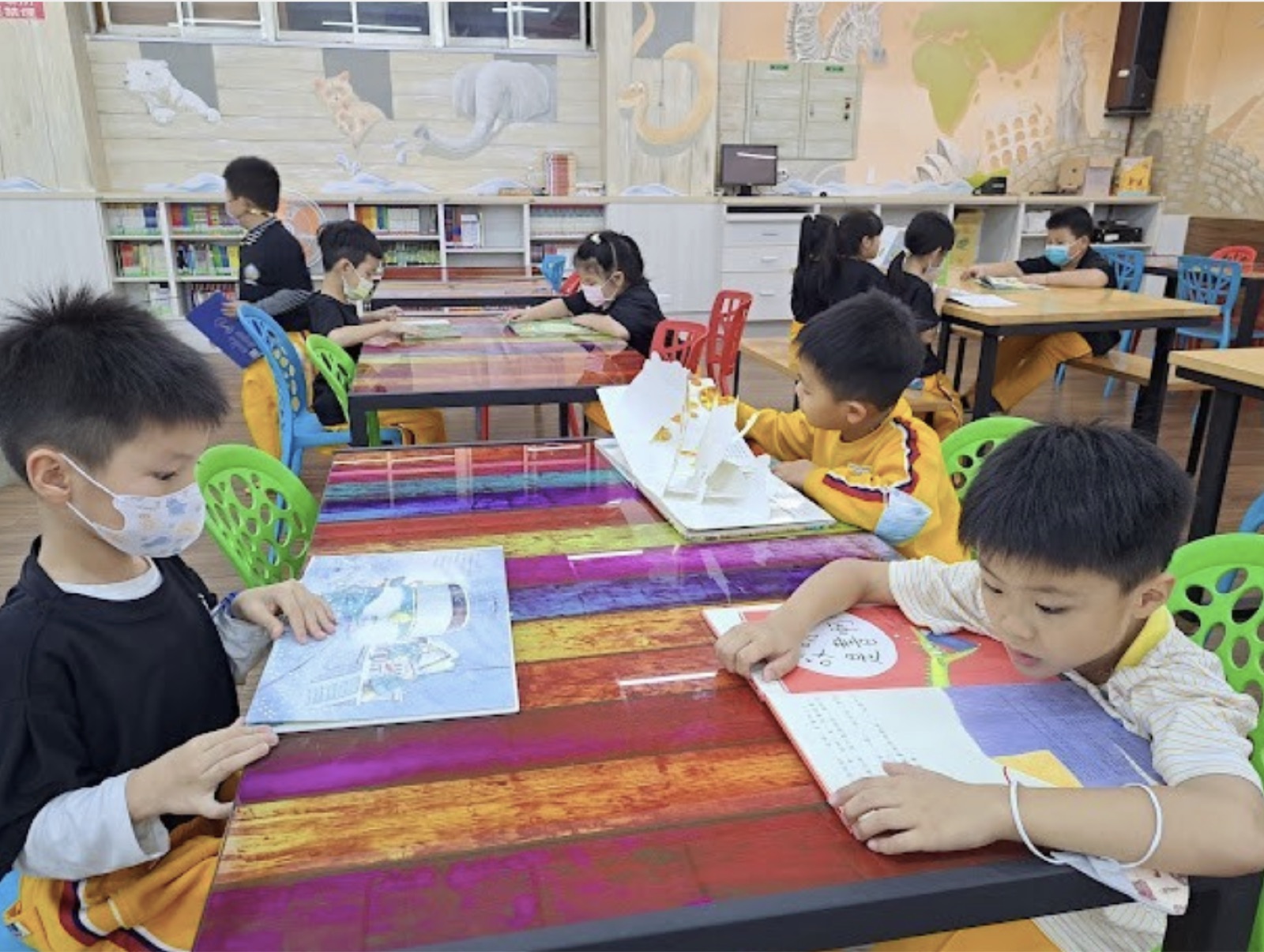 課後照顧班學生在圖書室安靜閱讀