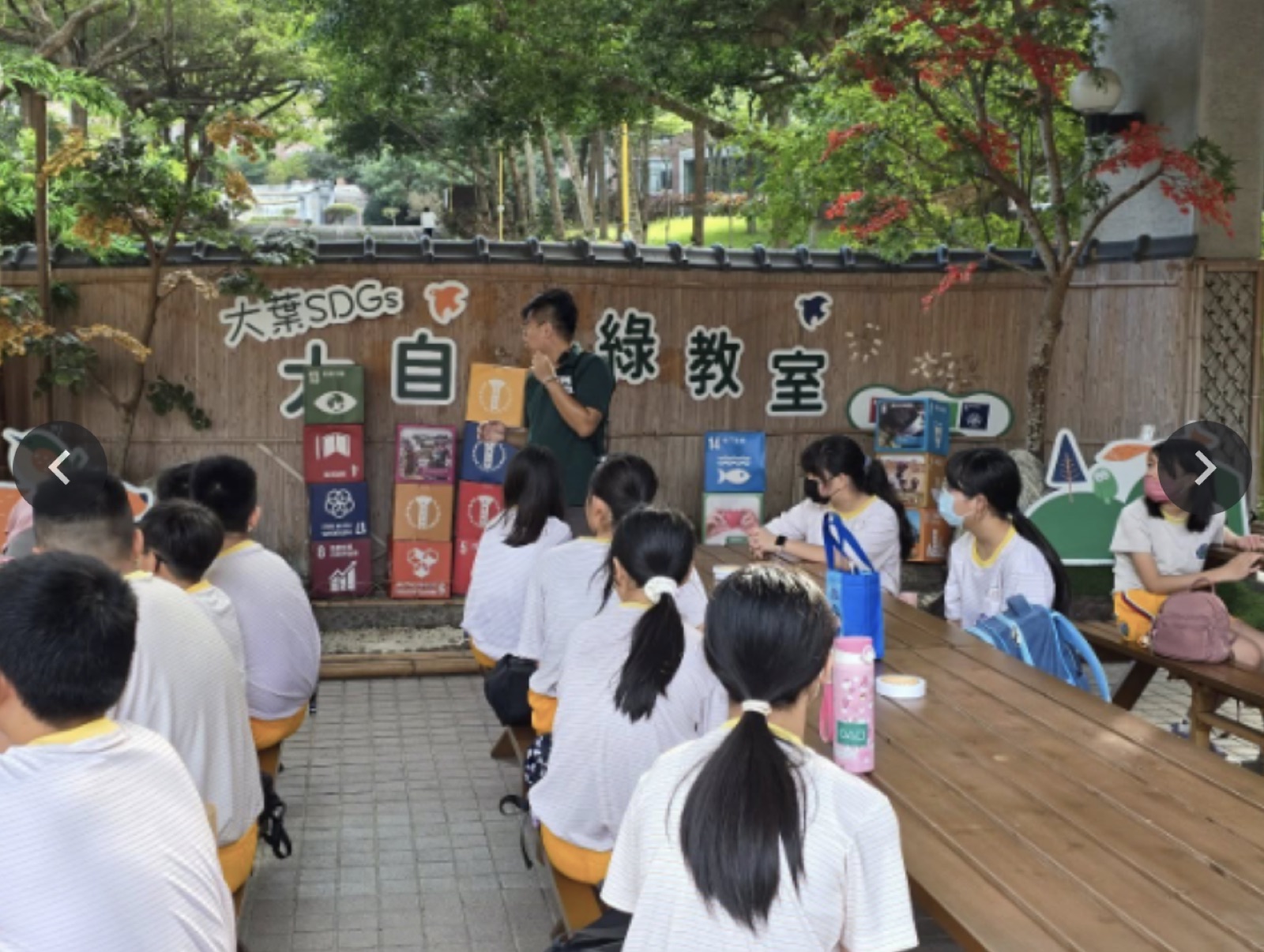 學生在大自然綠教室戶外座位聽講