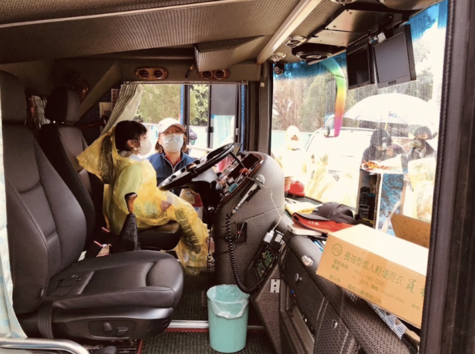 學生穿雨衣坐上遊覽車駕駛座體驗安全教育