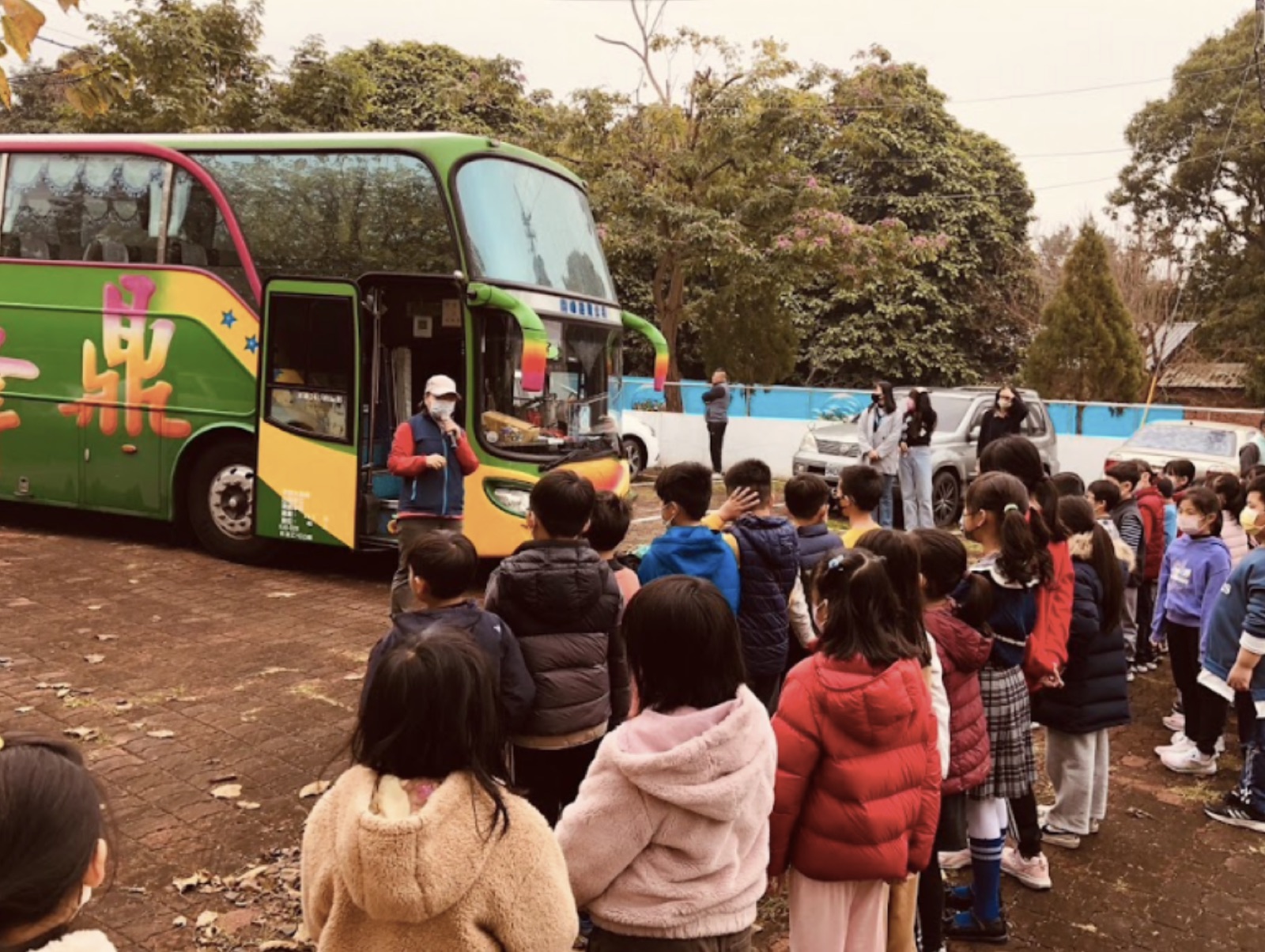老師向學生介紹遊覽車安全教育活動