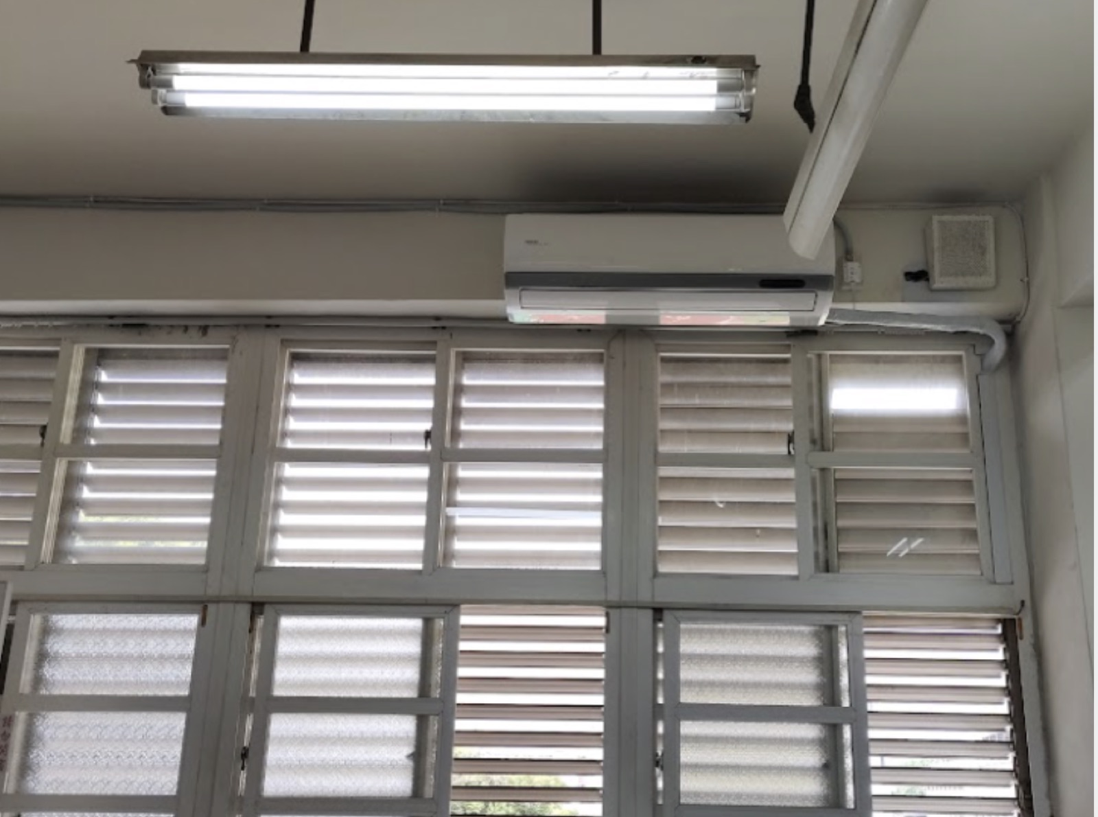 電腦教室新裝設的日立節能冷氣機