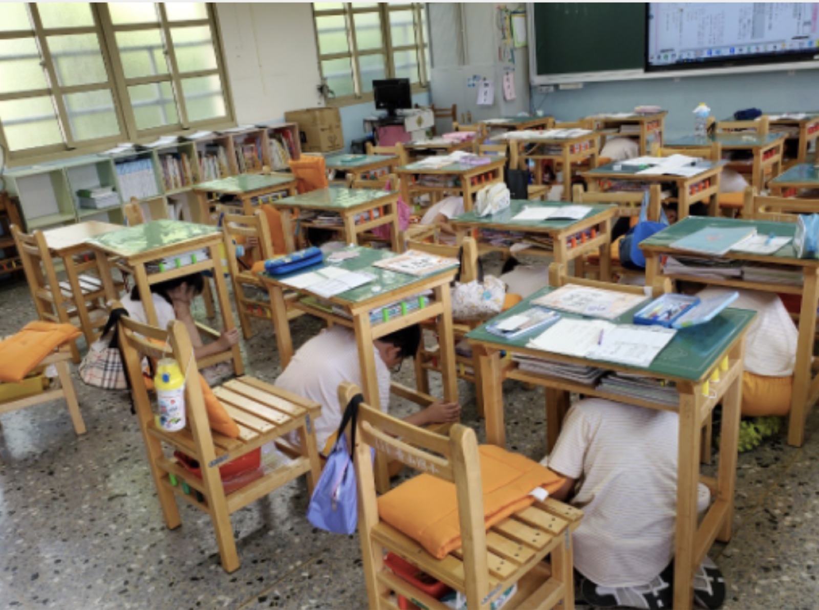 學生穿戴防災頭套進行地震避難擔架演練