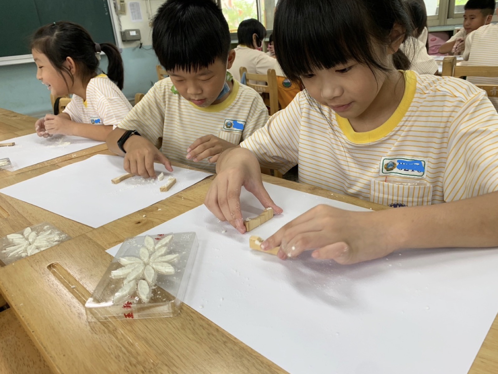 學生用木模親手製作鳳眼糕與綠豆糕