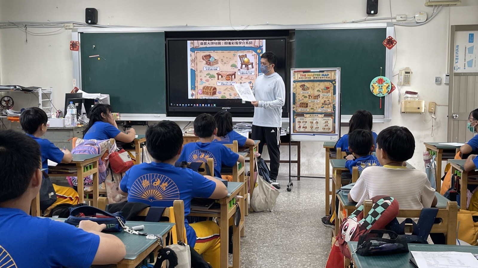 老師在教室以英文介系詞地圖引導學生進行找彩蛋任務