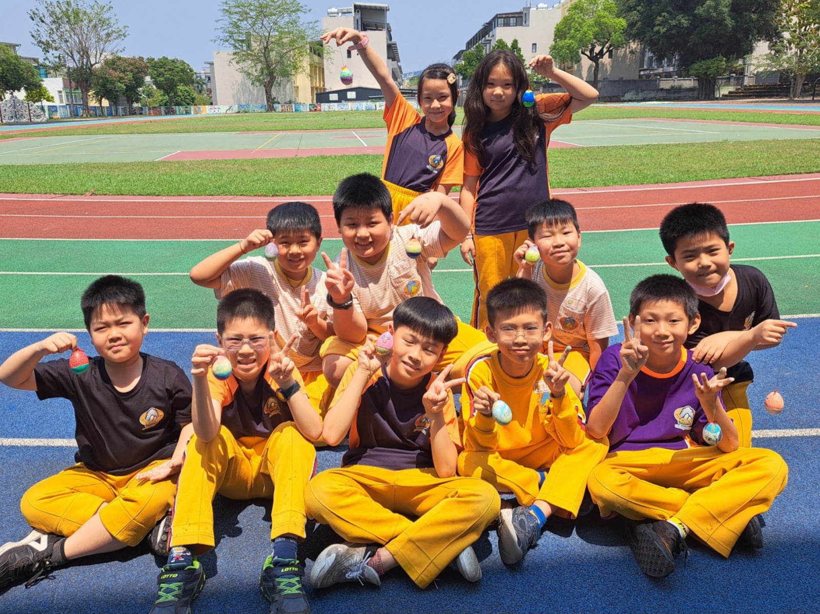 青山國小學生在校園拿著彩繪復活節彩蛋合影