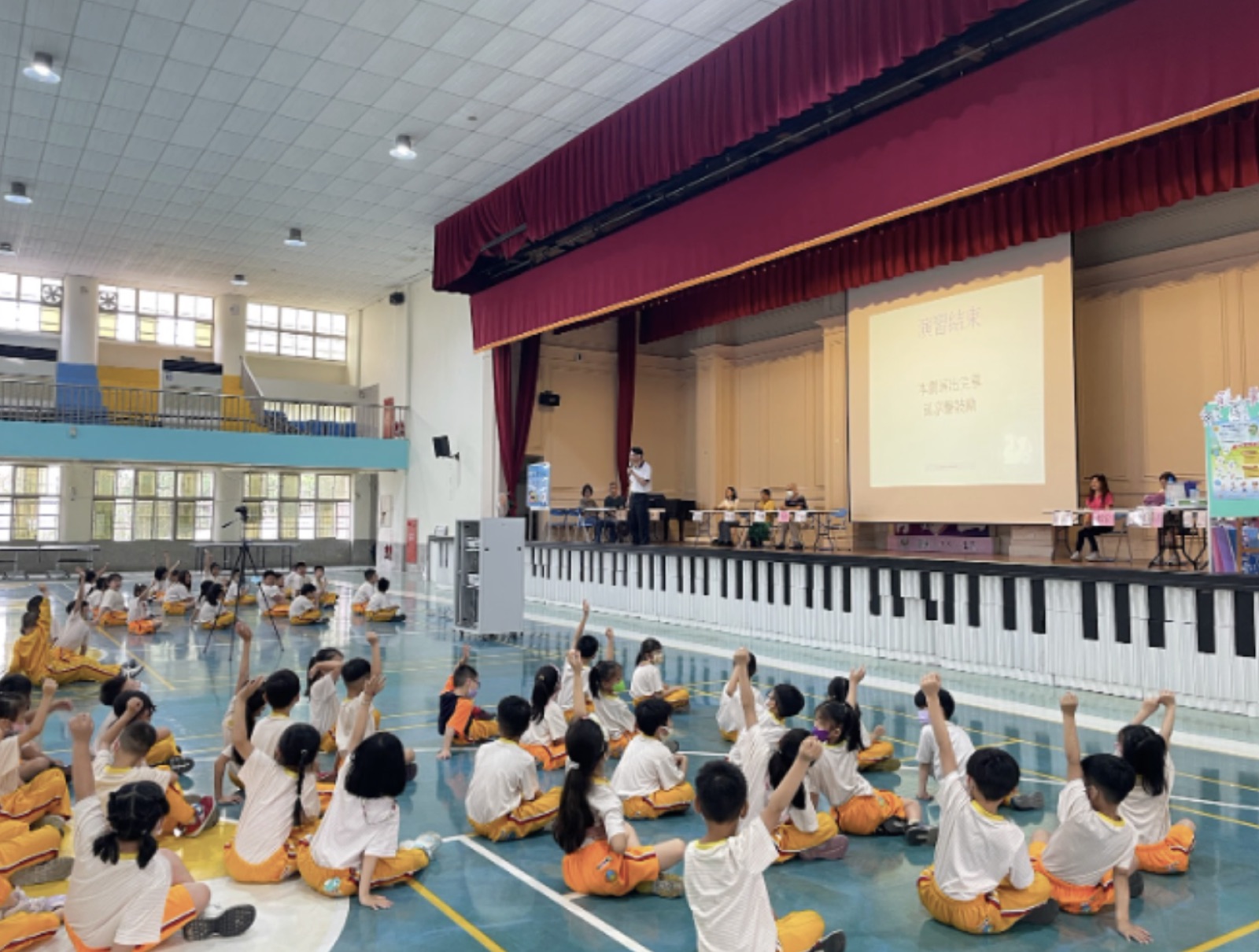全校學生於禮堂席地而坐參與腸病毒應變演練