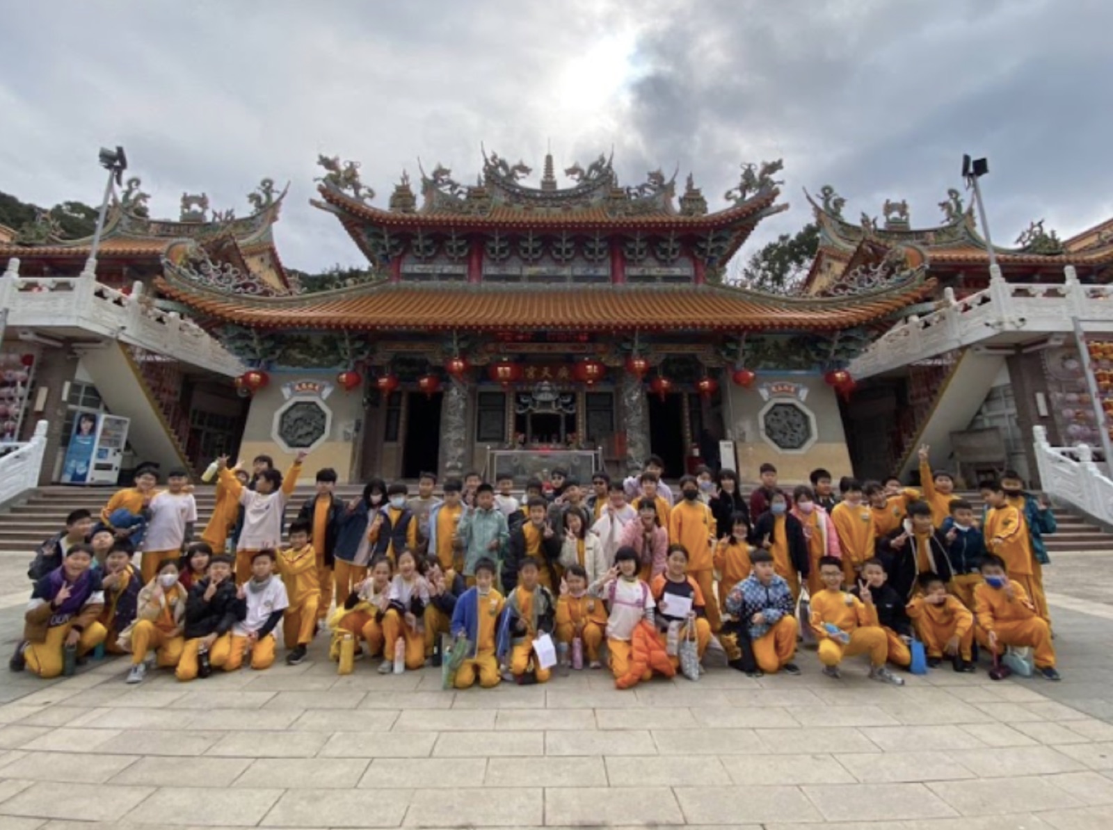 四年級學生於百果山廣天宮牌樓前合影