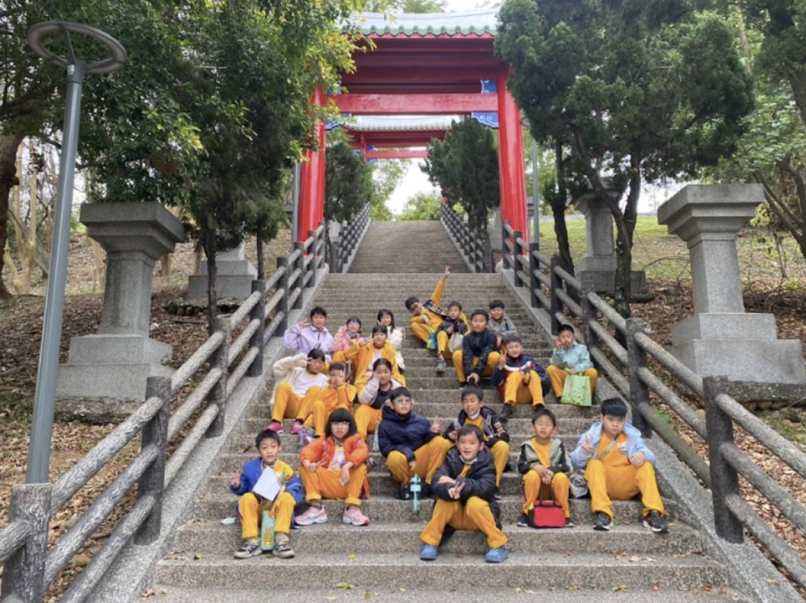 四年級學生於廣天宮正殿前合影