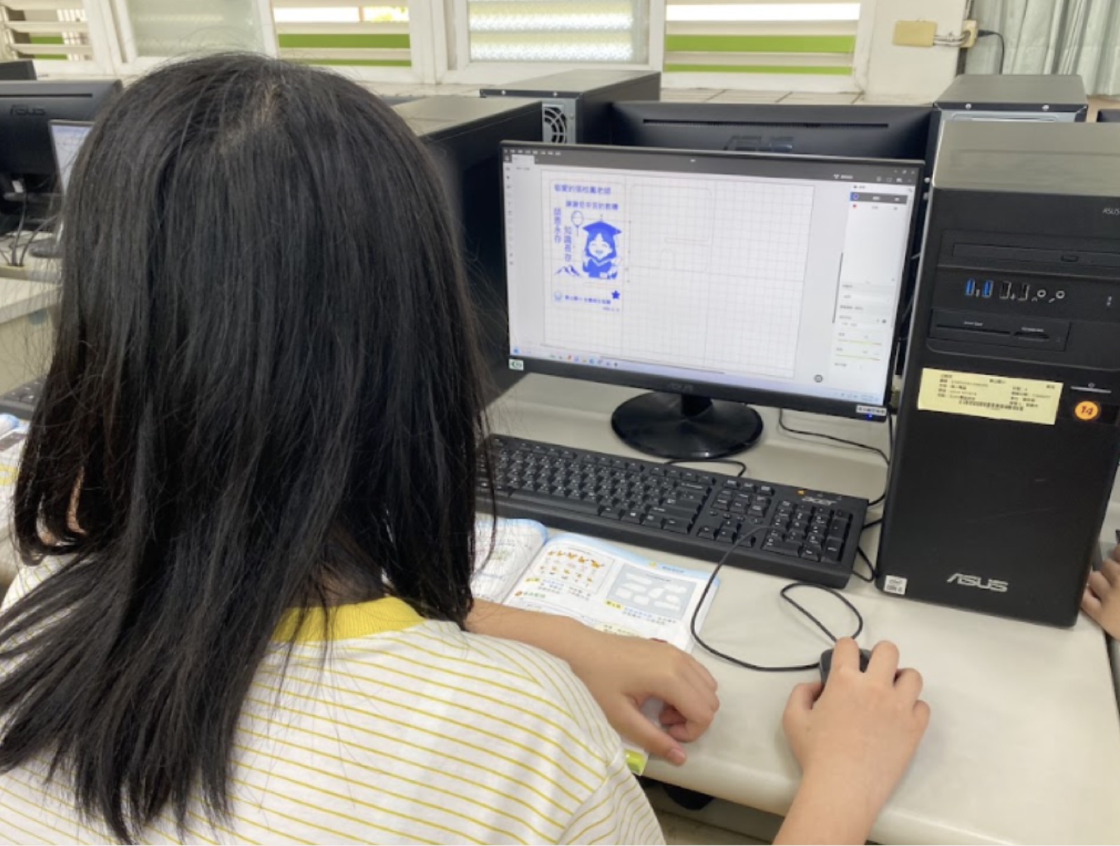 學生在電腦前設計雷雕鑰匙圈圖稿