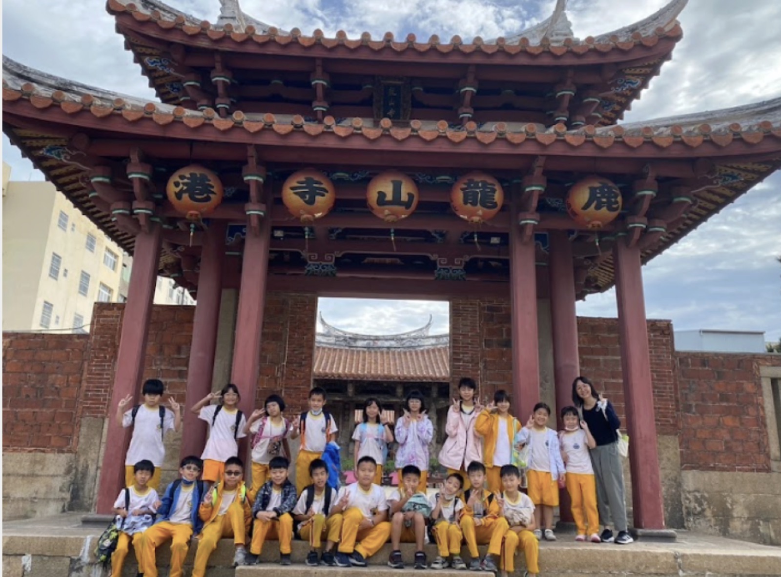 學生於鹿港龍山寺山門前合影