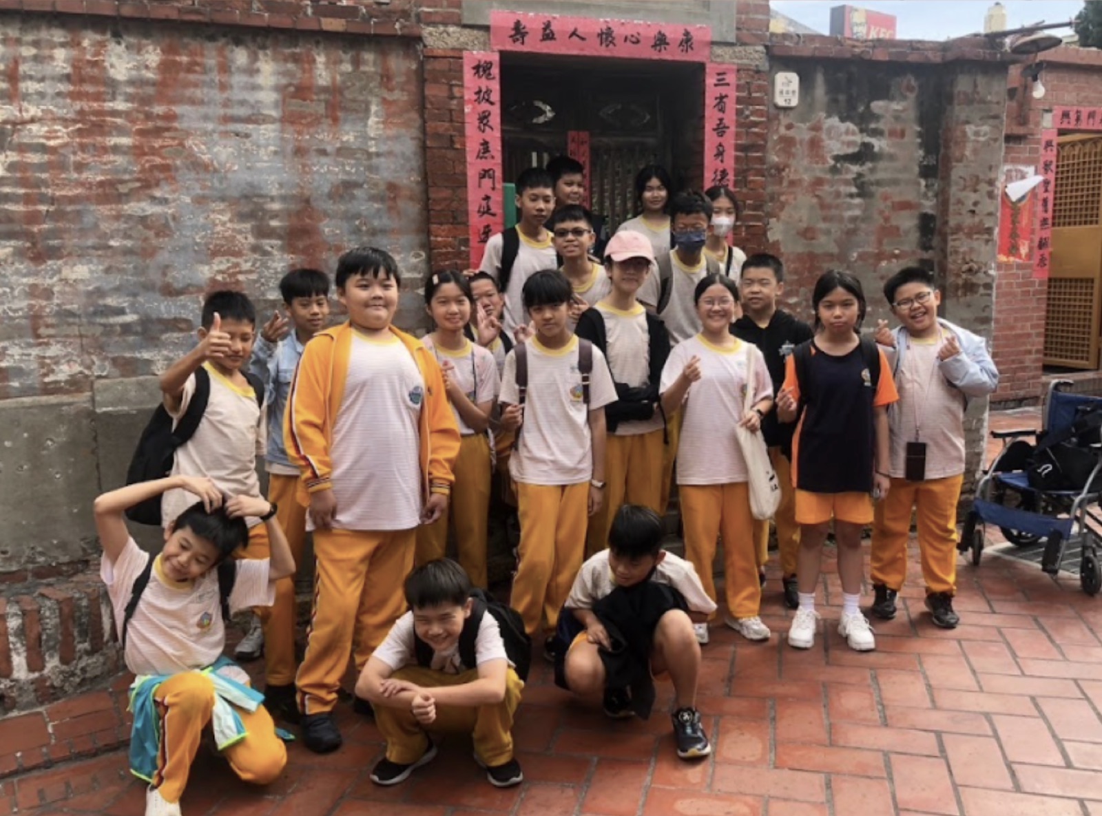 學生於鹿港龍山寺山門前合影