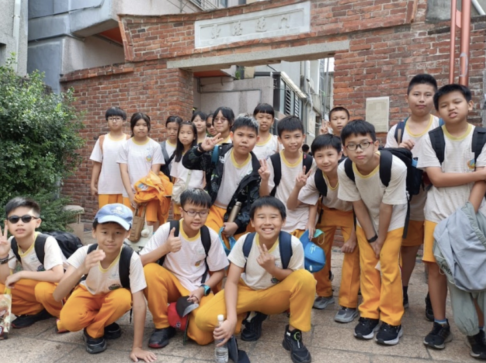 學生於鹿港老街古蹟牌樓前合影