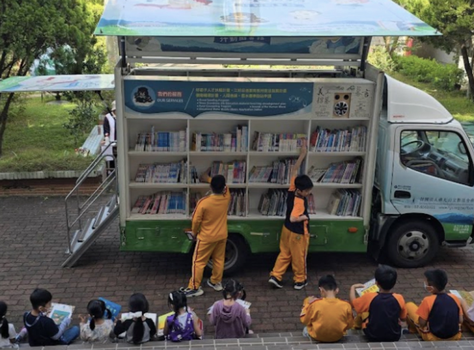雲水書車開啟兩側書架讓學生借閱書籍