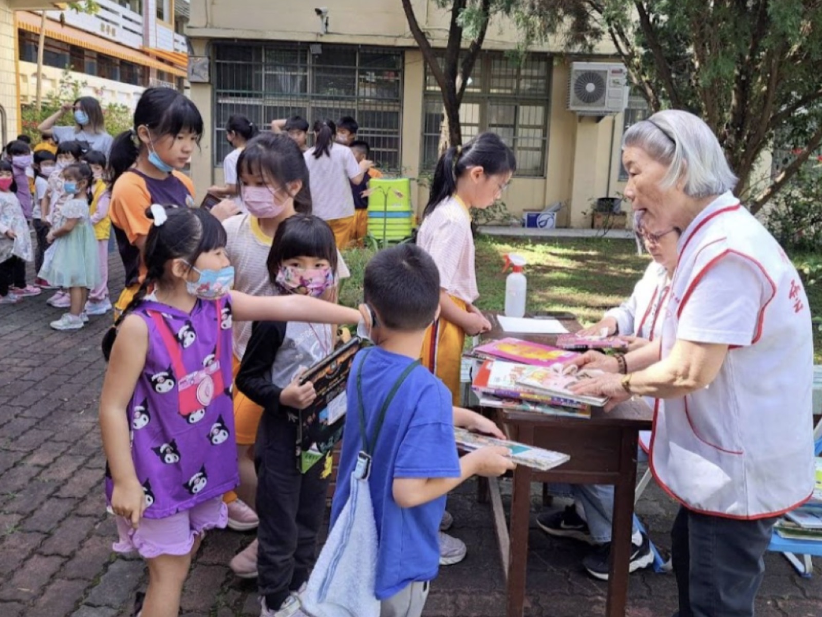雲水書車志工在校園向學生分送書籍